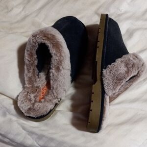 Cozy Black and Tan Women's Slippers